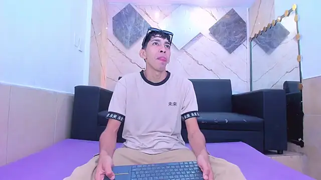 Snapshot of biig_boy chatting on February 16, 8:05 pm biig boy online show from February 16, 8:05 pm