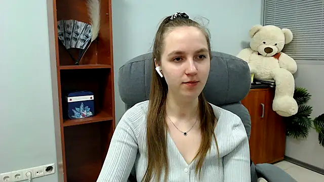 Snapshot of Nessi-Morris chatting on February 9, 8:18 am Nessi-Morris online show from February 9, 8:18 am