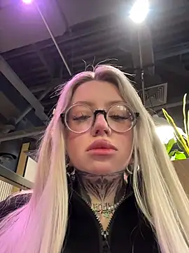 Snapshot of Chiibi chatting on February 14, 8:44 am Chiibi online show from February 14, 8:44 am