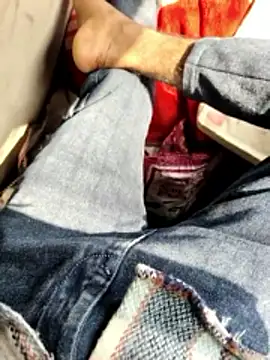 Snapshot of akku6147 chatting on February 5, 7:46 am akku6147 online show from February 5, 7:46 am