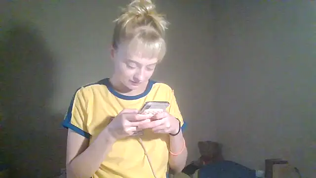 Snapshot of KiwiDreamy1 chatting on February 10, 11:20 pm KiwiDreamy1 online show from February 10, 11:20 pm