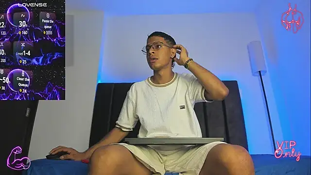 Snapshot of StellayDrake chatting on February 19, 1:51 pm StellayDrake online show from February 19, 1:51 pm