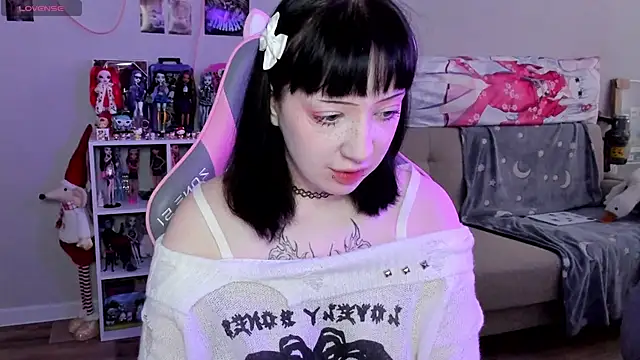 Snapshot of MollysLand chatting on February 6, 7:45 am MollysLand online show from February 6, 7:45 am