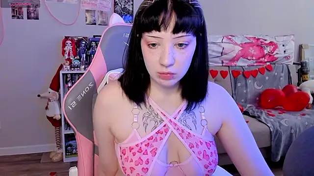 Snapshot of MollysLand chatting on February 9, 8:18 am MollysLand online show from February 9, 8:18 am