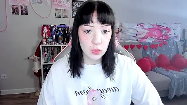 Snapshot of MollysLand chatting on February 19, 8:10 am MollysLand online show from February 19, 8:10 am