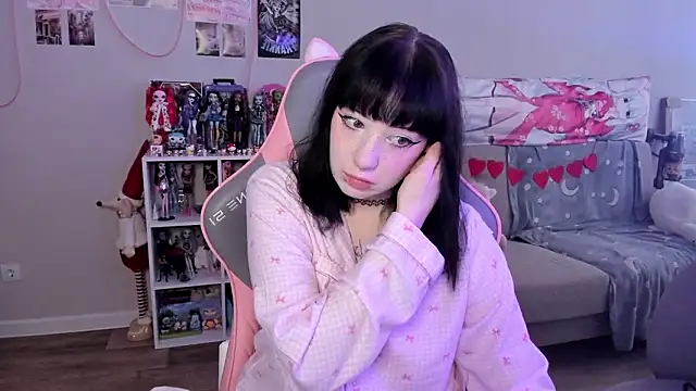 Snapshot of MollysLand chatting on February 24, 7:39 am MollysLand online show from February 24, 7:39 am