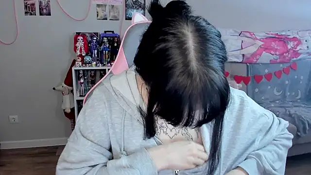 MollysLand online show from March 5, 9:05 am