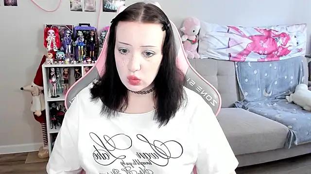 MollysLand online show from April 2, 9:40 am