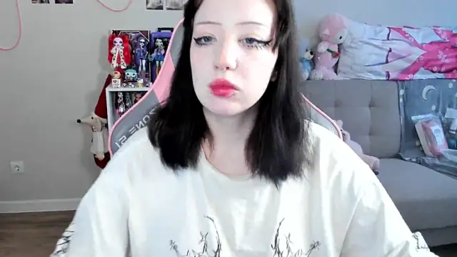 MollysLand online show from April 16, 9:32 am