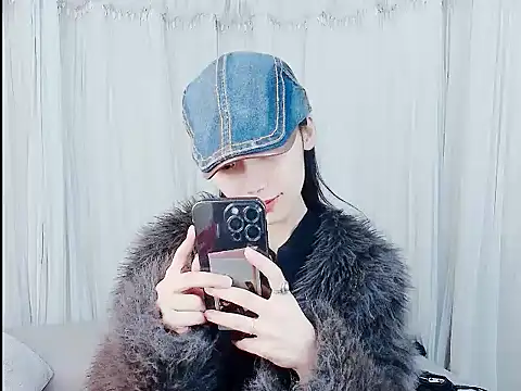 Snapshot of HUIZI8 chatting on February 4, 12:44 pm HUIZI8 online show from February 4, 12:44 pm