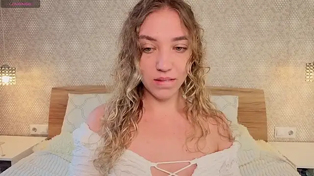 Snapshot of alice_charm_ chatting on July 4, 1:45 am alice charm online show from July 4, 1:45 am