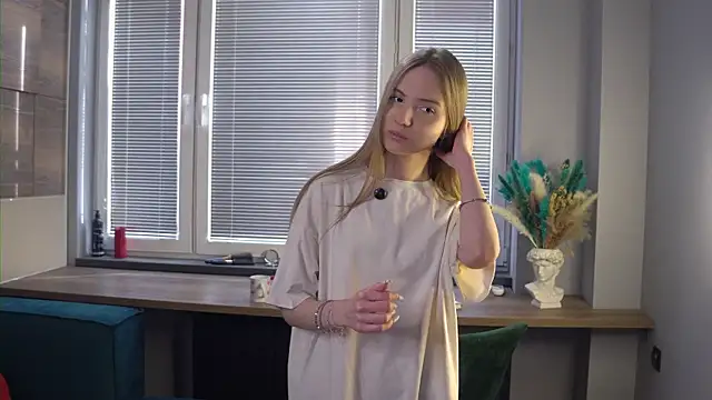 Snapshot of FranciscaGaring chatting on February 7, 10:08 am FranciscaGaring online show from February 7, 10:08 am