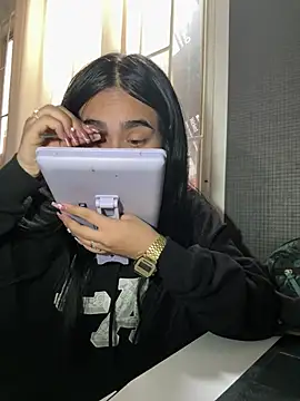 Sara Fernandez  online show from February 20, 1:55 pm