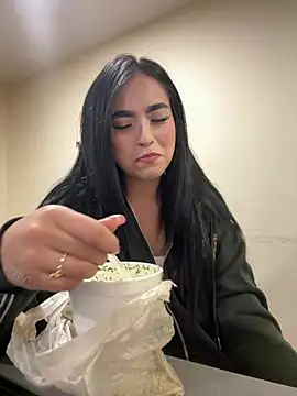 Sara Fernandez  online show from April 13, 2:00 pm