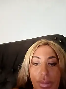 Snapshot of MiaMooly chatting on September 9, 2:05 pm MiaMooly online show from September 9, 2:05 pm