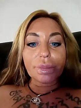 Snapshot of MiaMooly chatting on September 22, 5:04 pm MiaMooly online show from September 22, 5:04 pm