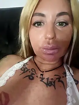 Snapshot of MiaMooly chatting on October 9, 8:12 am MiaMooly online show from October 9, 8:12 am