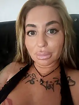 Snapshot of MiaMooly chatting on October 12, 1:32 pm MiaMooly online show from October 12, 1:32 pm