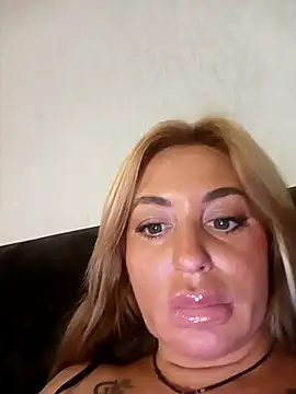 Snapshot of MiaMooly chatting on October 13, 4:07 pm MiaMooly online show from October 13, 4:07 pm