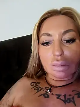 Snapshot of MiaMooly chatting on October 15, 12:05 pm MiaMooly online show from October 15, 12:05 pm