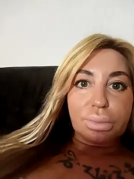 Snapshot of MiaMooly chatting on October 19, 3:12 pm MiaMooly online show from October 19, 3:12 pm