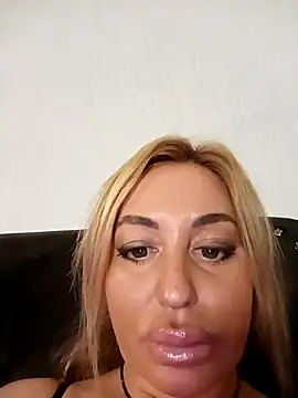 Snapshot of MiaMooly chatting on October 22, 3:01 pm MiaMooly online show from October 22, 3:01 pm