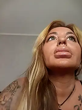 Snapshot of MiaMooly chatting on October 24, 3:08 pm MiaMooly online show from October 24, 3:08 pm