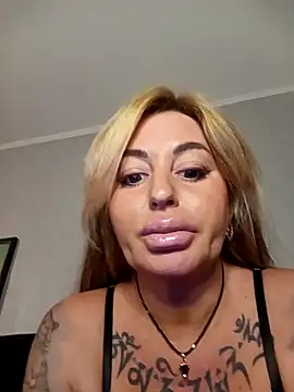 Snapshot of MiaMooly chatting on October 26, 4:24 pm MiaMooly online show from October 26, 4:24 pm