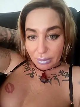 Snapshot of MiaMooly chatting on October 31, 11:00 am MiaMooly online show from October 31, 11:00 am