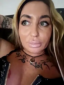 Snapshot of MiaMooly chatting on November 8, 5:34 pm MiaMooly online show from November 8, 5:34 pm