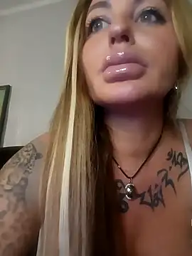 Snapshot of MiaMooly chatting on November 10, 6:18 pm MiaMooly online show from November 10, 6:18 pm