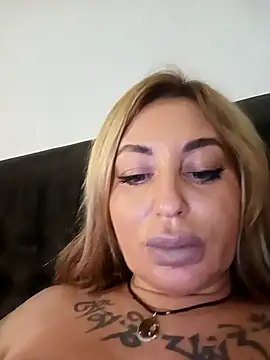 Snapshot of MiaMooly chatting on November 13, 4:17 pm MiaMooly online show from November 13, 4:17 pm