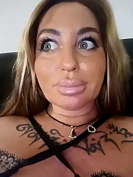 Snapshot of MiaMooly chatting on November 26, 4:08 pm MiaMooly online show from November 26, 4:08 pm