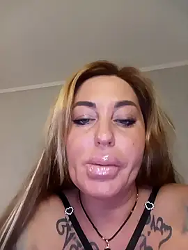 Snapshot of MiaMooly chatting on November 30, 2:32 pm MiaMooly online show from November 30, 2:32 pm