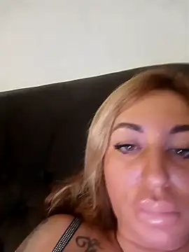 Snapshot of MiaMooly chatting on December 1, 3:39 pm MiaMooly online show from December 1, 3:39 pm