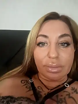 Snapshot of MiaMooly chatting on December 3, 4:27 pm MiaMooly online show from December 3, 4:27 pm