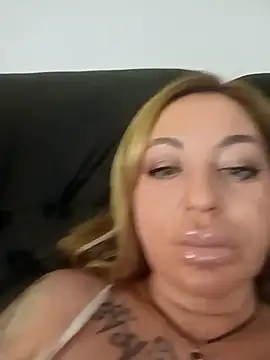 Snapshot of MiaMooly chatting on December 4, 5:43 pm MiaMooly online show from December 4, 5:43 pm