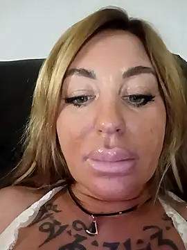 Snapshot of MiaMooly chatting on December 13, 7:53 pm MiaMooly online show from December 13, 7:53 pm