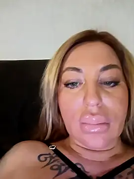 Snapshot of MiaMooly chatting on December 16, 6:35 pm MiaMooly online show from December 16, 6:35 pm