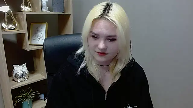 Snapshot of SweetLilyxo chatting on February 3, 8:52 am SweetLilyxo online show from February 3, 8:52 am