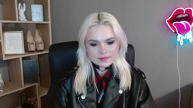 Snapshot of SweetLilyxo chatting on February 19, 2:57 pm SweetLilyxo online show from February 19, 2:57 pm