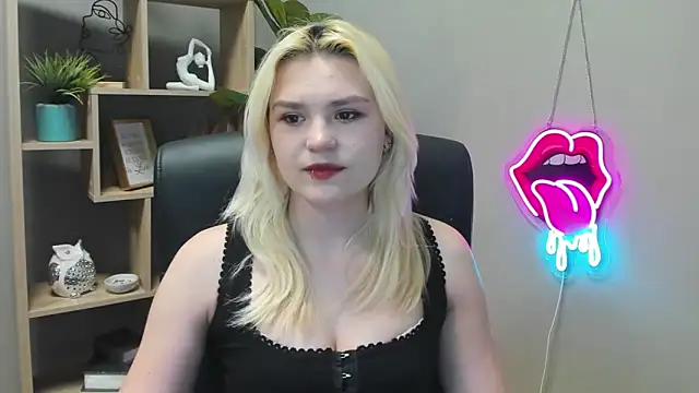 Snapshot of SweetLilyxo chatting on April 22, 6:27 am SweetLilyxo online show from April 22, 6:27 am