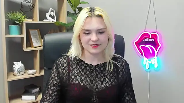 Snapshot of SweetLilyxo chatting on April 23, 12:29 pm SweetLilyxo online show from April 23, 12:29 pm