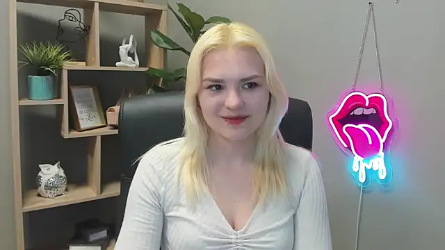 Snapshot of SweetLilyxo chatting on April 29, 6:28 am SweetLilyxo online show from April 29, 6:28 am