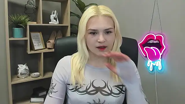 Snapshot of SweetLilyxo chatting on April 30, 6:31 am SweetLilyxo online show from April 30, 6:31 am