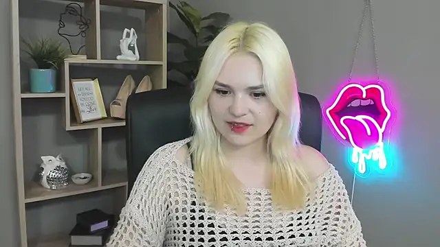 Snapshot of SweetLilyxo chatting on May 3, 6:30 am SweetLilyxo online show from May 3, 6:30 am
