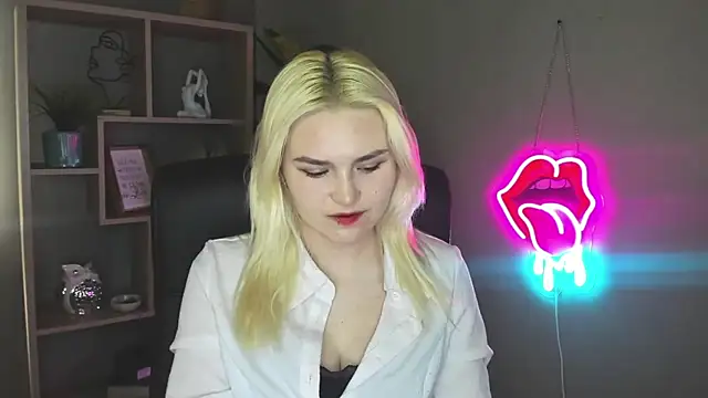 Snapshot of SweetLilyxo chatting on May 5, 1:41 pm SweetLilyxo online show from May 5, 1:41 pm