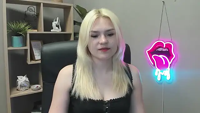 Snapshot of SweetLilyxo chatting on May 8, 6:41 am SweetLilyxo online show from May 8, 6:41 am