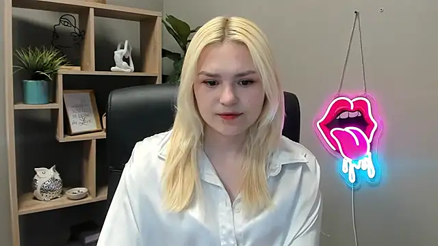 Snapshot of SweetLilyxo chatting on May 19, 1:28 pm SweetLilyxo online show from May 19, 1:28 pm