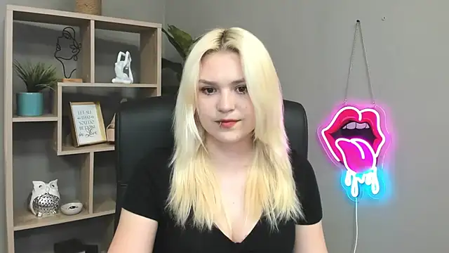 Snapshot of SweetLilyxo chatting on May 25, 1:17 pm SweetLilyxo online show from May 25, 1:17 pm